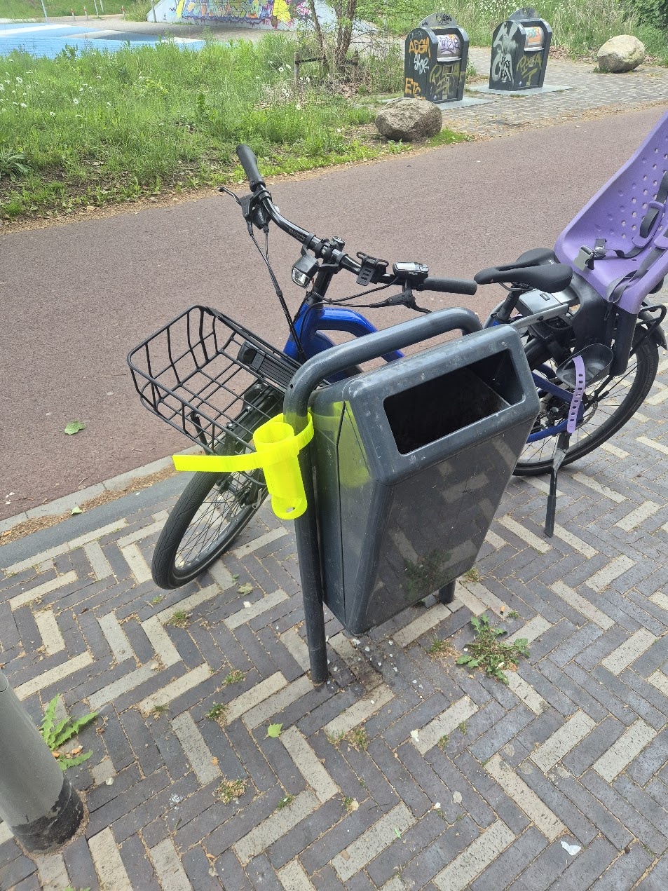 Openblik deposit holder installed on a public bin